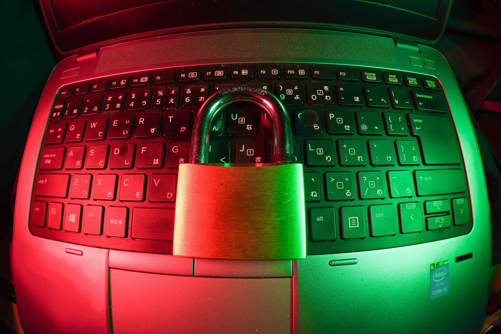Hänglås på en laptop som symboliserar säkerhet